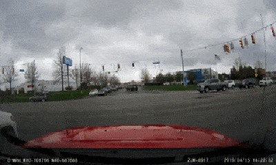Video: Ford Fiesta vượt đèn đỏ, đâm trực diện xe bán tải giữa ngã tư