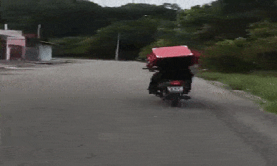 Video: Bốc đầu xe máy, chàng shipper ngã đập mặt xuống đường