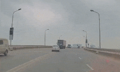 Video: Suýt đầu đầu xe tải, tài xế ôtô con đánh lái 