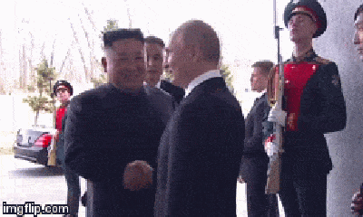 Video: Khoảnh khắc bắt tay lịch sử giữa Tổng thống Putin và Chủ tịch Kim Jong-un