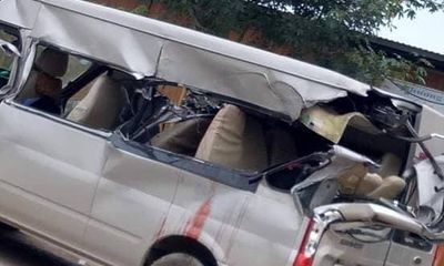 Bắc Giang: Xe khách 16 chỗ tông xe tải khiến 3 người thương vong