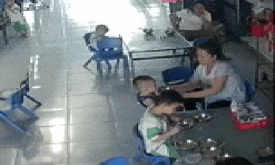 Video: Phẫn nộ cảnh bé trai ăn không kịp nuốt bị cô giáo đánh liên tiếp vào đầu, mặt
