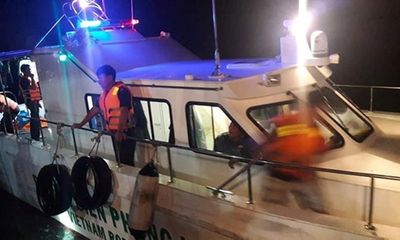 Hà Tĩnh: Cứu sống 7 người rơi xuống biển do lật xuồng khi đi du lịch
