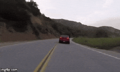 Video: Pha đánh lái ngoạn mục của tài xế Mitsubishi, tránh ô tô chắn giữa đường
