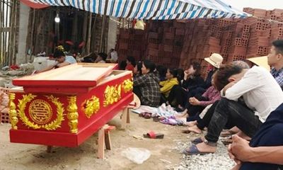 Nghệ An: Người thân mang thi thể con nợ bị đánh tử vong đến nhà chủ nợ yêu cầu làm rõ