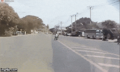 Video: Sang đường không quan sát, xe máy bị ô tô tông văng vài mét