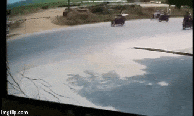 Video: Khoảnh khắc 2 xe máy đâm nhau, tài xế ngã vào đầu ôtô bán tải