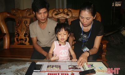 Chuyện lạ ở Hà Tĩnh: Bé gái chưa đầy 4 tuổi đọc sách báo như người lớn