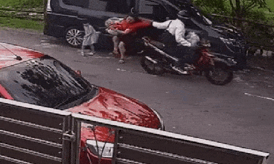 Video: Vừa bước xuống ô tô, người phụ nữ bị tên cướp giật balo kéo ngược về sau