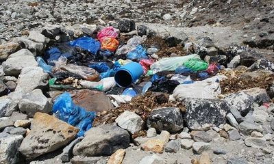 Đang dọn dẹp rác trên đỉnh Everest bất ngờ phát hiện 4 thi thể