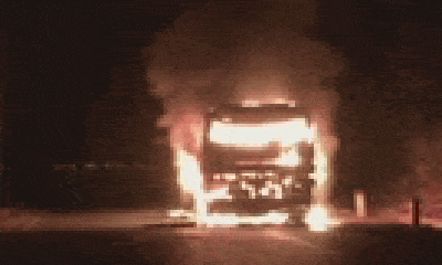 Video: Xe khách cháy ngùn ngụt trên quốc lộ 6, hành khách tháo chạy toán loạn
