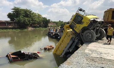 Tai nạn hy hữu: Xe ben nhấn chìm thuyền tạp hóa trên sông