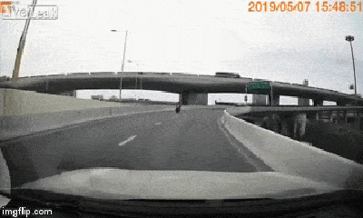 Video: Mô tô phân khối lớn đâm thẳng vào thành cầu, người lái rơi xuống đất tử vong