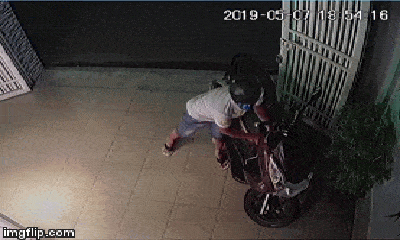 Video: Tên trộm liều lĩnh lẻn vào nhà trộm xe máy PCX hơn 60 triệu đồng dù đang có chủ ở nhà