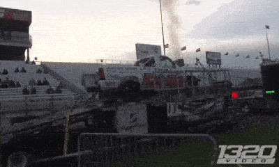 Video: Xe Chevrolet bốc cháy kinh hoàng khi đang được “độ” trên bàn nâng