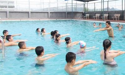 Sau hàng loạt vụ học sinh đuối nước thương tâm, vì sao học sinh vẫn chưa được học bơi trong trường?
