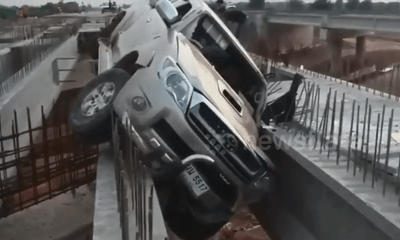 Video: Liều đi qua cầu đang thi công, ô tô bị “bó cứng” giữa hàng loạt thanh thép