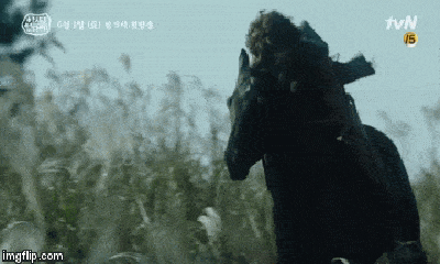 Video: Song Joong Ki cưỡi ngựa chiến đấu như một chiến binh thực thụ