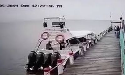 Video: Kinh hoàng du thuyền nổ tung, hất văng người ra biển