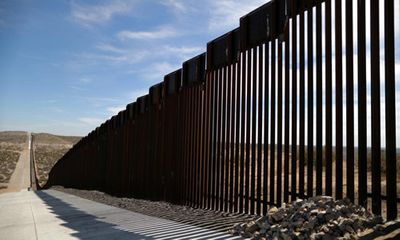 Lầu Năm Góc lấy tiền mua tên lửa đạn đạo để xây tường biên giới với Mexico