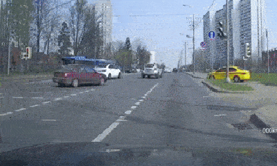 Video: Phóng xe đạp vượt đèn đỏ, người đàn ông bị ô tô húc văng
