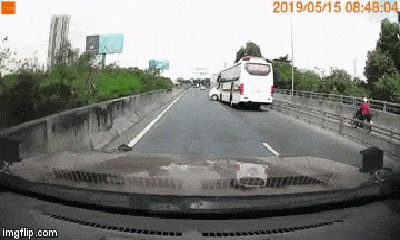 Video: Ô tô con lấn làn, ép đầu xe khách trên cao tốc bị đâm xoay ngang giữa đường
