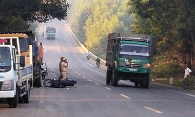 Đà Nẵng: Hai thanh niên nguy kịch sau cú tông cực mạnh vào đuôi xe tải