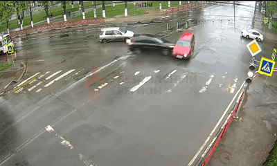 Video: Vượt đèn đỏ, SUV màu đen húc văng ô tô khác giữa giao lộ