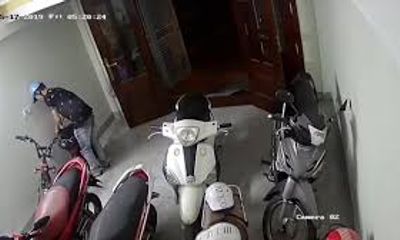 Video: Thanh niên phá cửa trộm xe đạp điện trong nháy mắt 