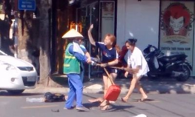Video: Bị nhắc nhở vì ném rác vô ý thức, chủ shop quần áo lao vào đánh tới tấp cô lao công
