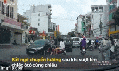 Video: Thanh niên lái xe máy chở 2 cô gái qua đường ẩu và cái kết đắng