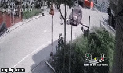 Video: Lao xe máy qua ngã tư không quan sát, thanh niên bị ô tô tông văng hàng chục mét