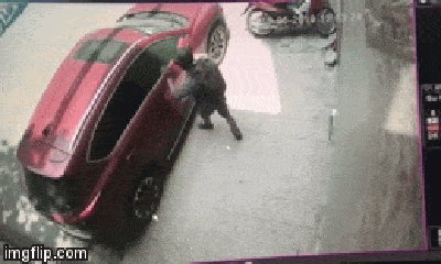 Video: Thanh niên bịt mặt đập kính ô tô, trộm đồ trong 2 giây ở Hà Nội