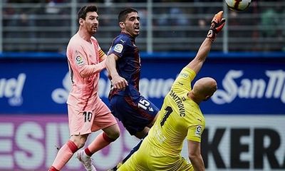 Messi lập cú đúp giúp Barca thoát trận thua hạ màn La Liga