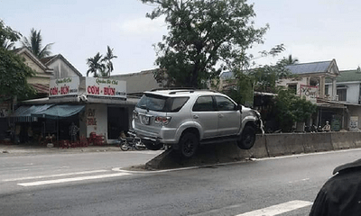 Tin tức tai nạn giao thông mới nóng nhất hôm nay 22/5/2019: Ô tô nằm gọn trên dải phân cách