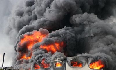 Cháy lớn, khói đen bốc lên ngùn ngụt tại khu công nghiệp ở Bình Dương