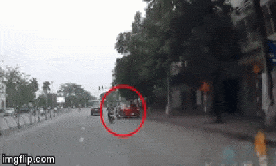 Video: Khoảnh khắc nữ tài xế ô tô phóng nhanh, vượt ẩu 