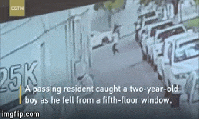Video: Khoảnh khắc người đàn ông tay không hứng bé trai rơi từ tầng 5