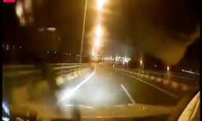 Video: Hốt hoảng xe máy chạy ngược chiều, lao thẳng vào đầu ô tô