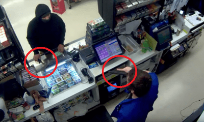Video: Mang rìu đi cướp, tên trộm bị nhân viên ngân hàng phản đòn, chạy chối chết