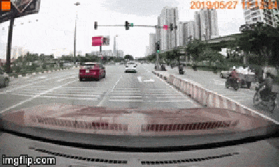 Video: Xe máy vượt đèn đỏ lao vun vút bị ô tô tông cực mạnh giữa giao lộ
