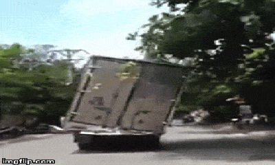 Video: Hốt hoảng khoảnh khắc xe tải vẫn chạy bon bon trên đường dù thùng lệch hẳn sang một bên