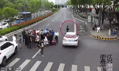 Video: Đi bộ sang đường để xem vụ tai nạn, người đàn ông bị ô tô húc văng vài mét