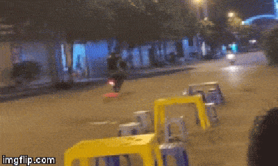 Video: Thanh niên chơi ngông bốc đầu xe máy và cái kết bẽ bàng