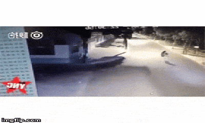 Video: Chạy theo bạn sang đường, cô gái bị ôtô đâm văng kinh hoàng