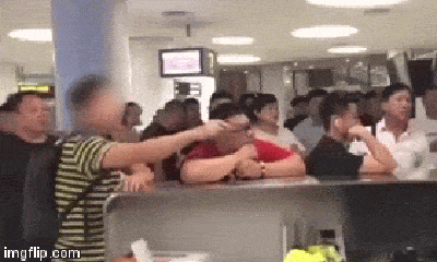 Video: Bị hoãn chuyến bay, nam hành khách bắt nhân viên hàng không quỳ xuống xin lỗi