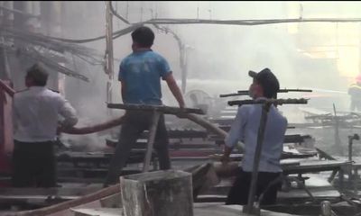 Cháy dữ dội tại 2 công ty gỗ sau tiếng nổ lớn, công nhân bê đồ đạc chạy thoát thân