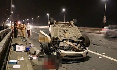 Tai nạn giao thông kinh hoàng trên cầu Nhật Tân, ô tô Mazda lật ngửa, tài xế nguy kịch