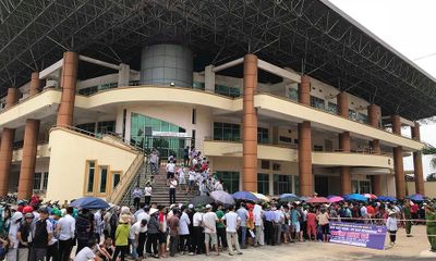 Dòng người xếp hàng dài mua vé xem trận U23 Việt Nam vs U23 Myanmar