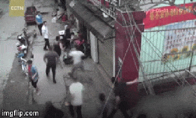 Video: Cảnh sát đột kích, giải cứu người phụ nữ khỏi kẻ đang cầm dao như phim hành động